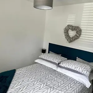 Lovely 1 Bed Serviced Near The Centre With Free Parking Apartment Cardiff